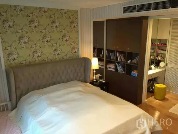 คอนโด ให้เช่าหรือขายในWatthana, Bangkok - ห้องนอนหลักหัวเตียงบุผ้า ผนังลายดอกไม้ ตู้เก็บของบิลด์อิน เชื่อมต่อมุมโต๊ะเครื่องแป้ง