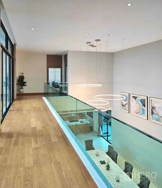 บ้าน ขายในKhlong Sam Wa, Bangkok - โถงชั้นลอยราวกระจก มองลงเห็นพื้นที่รับประทานอาหารด้านล่าง