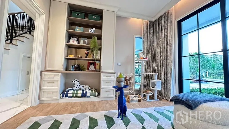 Detached House for rent or sale - Family room with built-in shelving, tall windows and views of the landscaped garden.