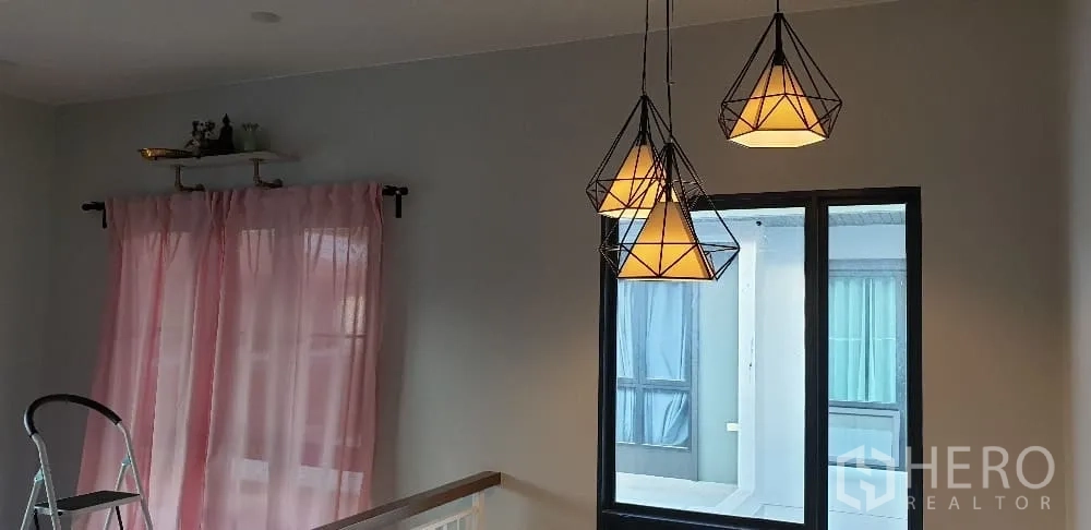 บ้าน ให้เช่าหรือขายในLam Luk Ka, Pathum Thani - โคมไฟระย้าเรขาคณิตเหนือโถงบันไดใกล้หน้าต่าง
