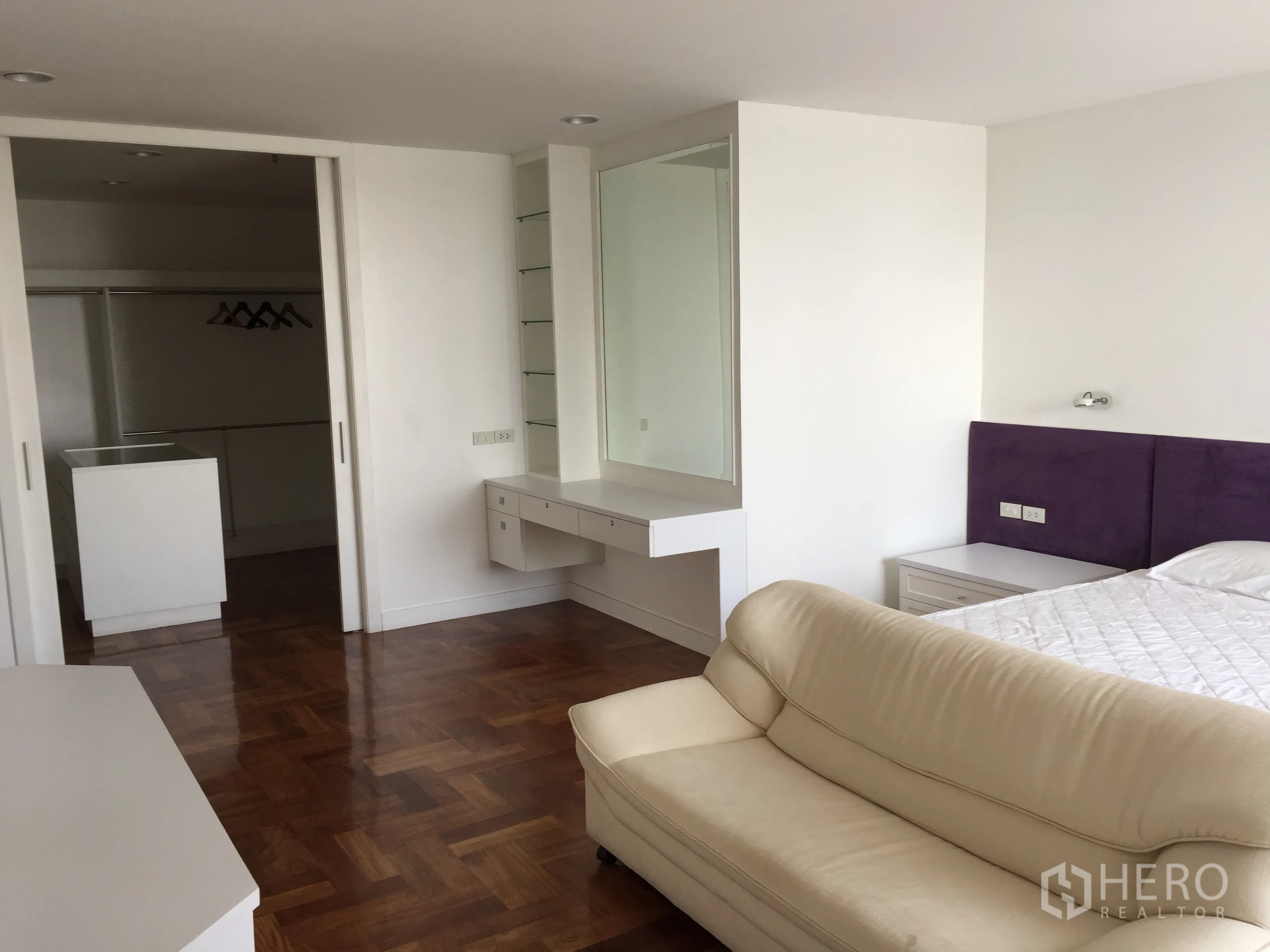 คอนโด ให้เช่าในWatthana, Bangkok - มาสเตอร์สวีทพร้อมวอล์กอินคลอเซ็ต โต๊ะบิวท์อิน และพื้นปาร์เกต์