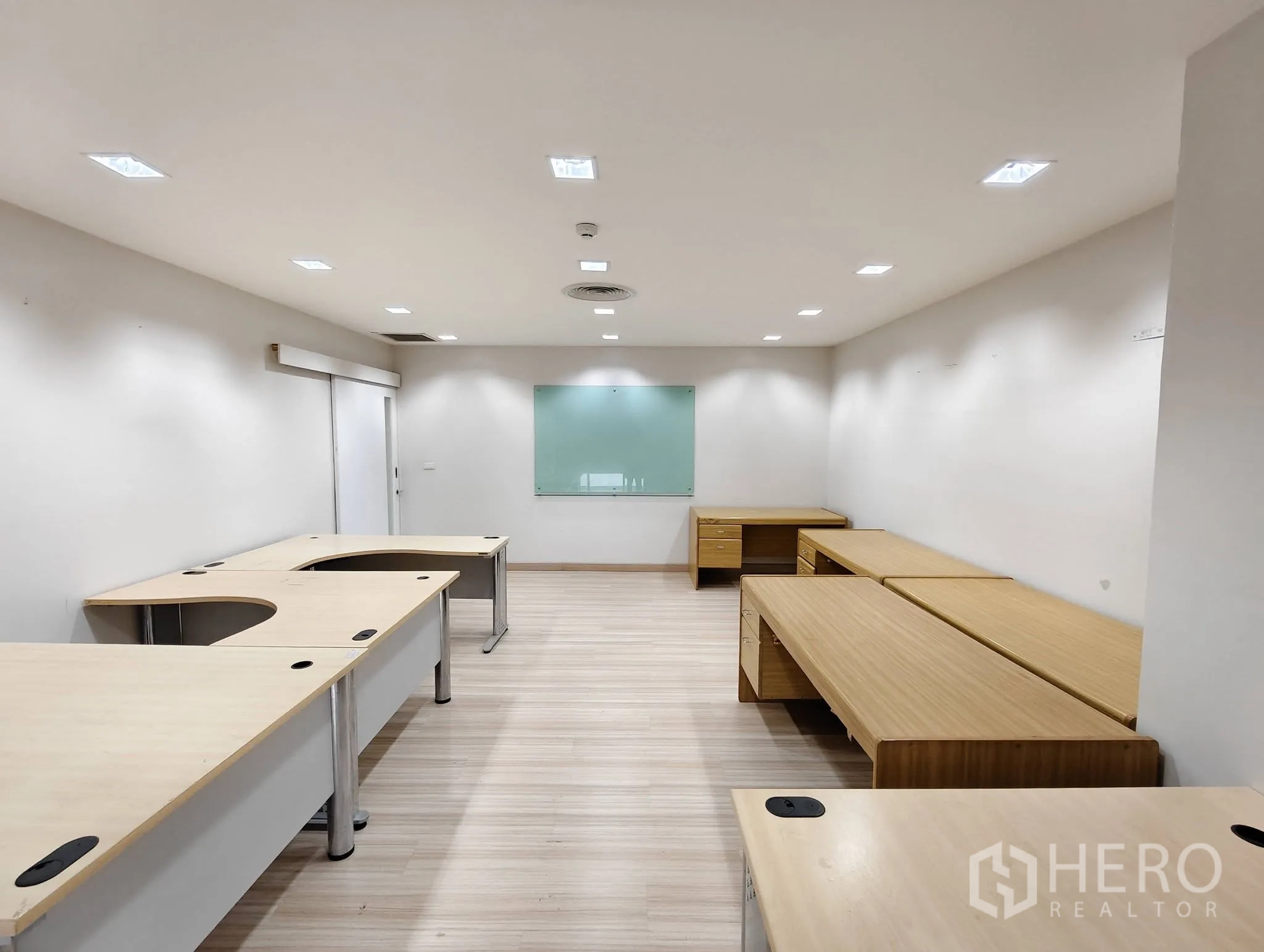 Office Space for rent in Lak Si, Bangkok - Reverse view of desk area with frosted glass board and recessed lighting.