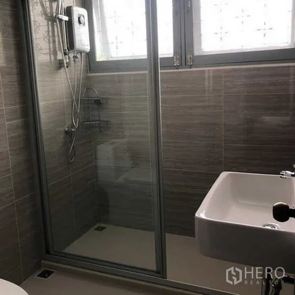 บ้าน ให้เช่าในPhra Khanong, Bangkok - ห้องน้ำอีกห้องพร้อมตู้กระจกอาบน้ำ ใต้หน้าต่างฝ้ากันความร้อน