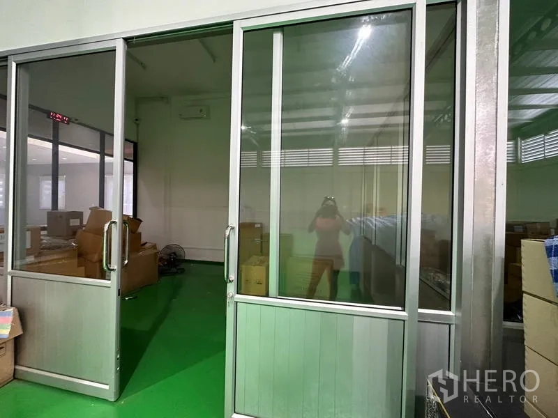 โรงงาน ให้เช่าหรือขายในLam Luk Ka, Pathum Thani - ประตูกระจกบานเลื่อนเข้าสู่ห้องแพ็กกิ้งหรือ QC ภายในคลัง.