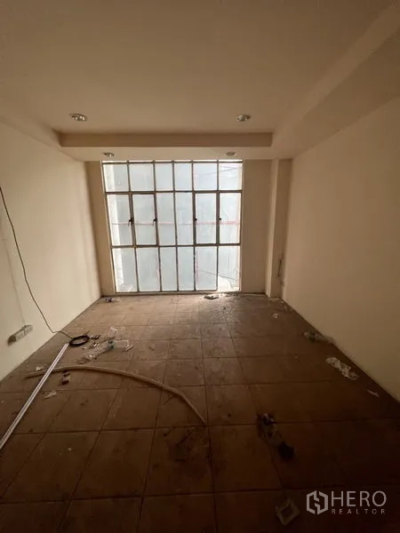 店屋 出租在Watthana, Bangkok - 楼上房间，大幅磨砂窗与嵌灯，地面为瓷砖。