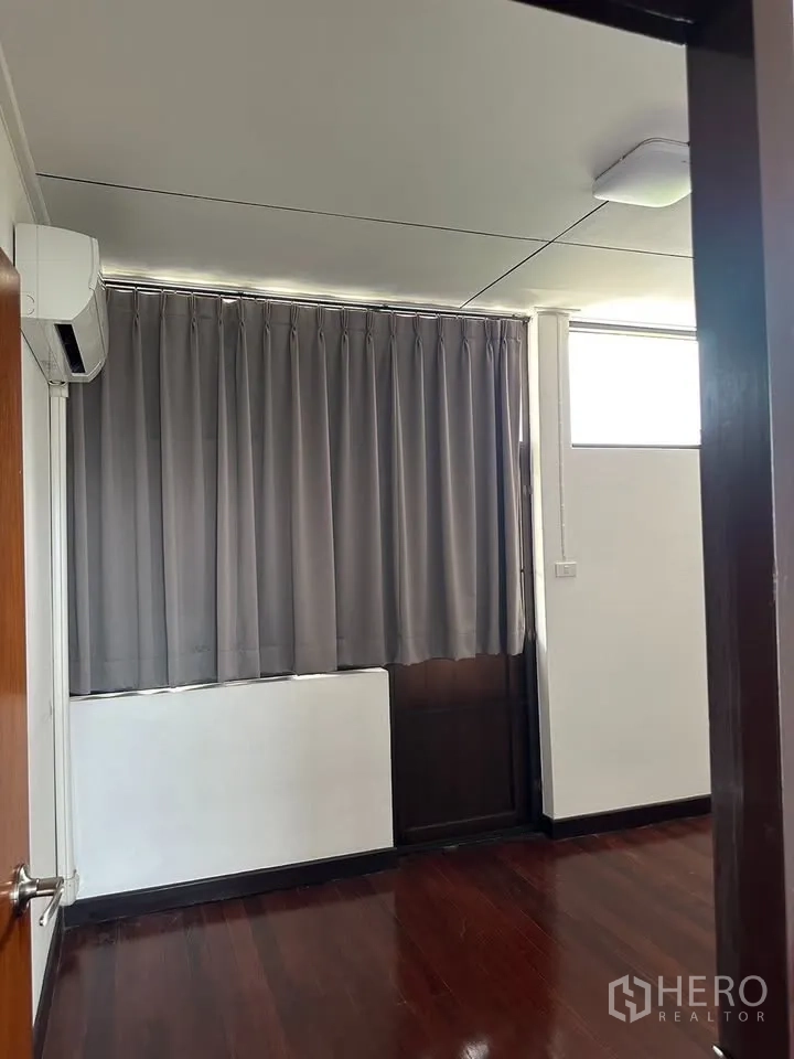 独栋房屋 for rent in Phra Khanong, Bangkok - 小卧室，配空调、窗帘与木地板。