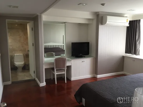 คอนโด ให้เช่าในKhlong Toei, Bangkok - ห้องนอนมาสเตอร์เชื่อมต่อห้องน้ำ เครื่องปรับอากาศ ตู้วางทีวี และหน้าต่างม่านทึบ