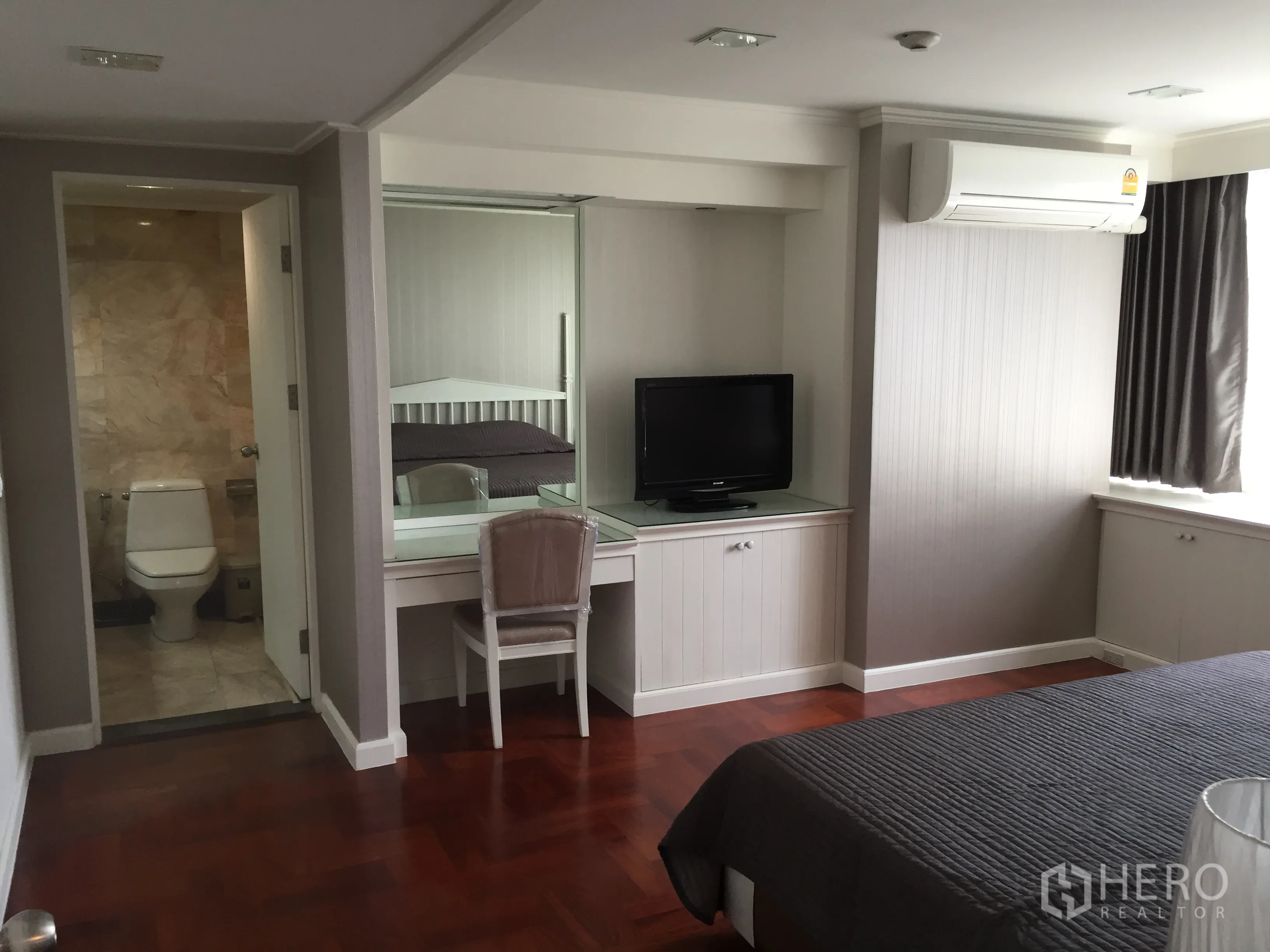 คอนโด ให้เช่าในKhlong Toei, Bangkok - ห้องนอนมาสเตอร์เชื่อมต่อห้องน้ำ เครื่องปรับอากาศ ตู้วางทีวี และหน้าต่างม่านทึบ