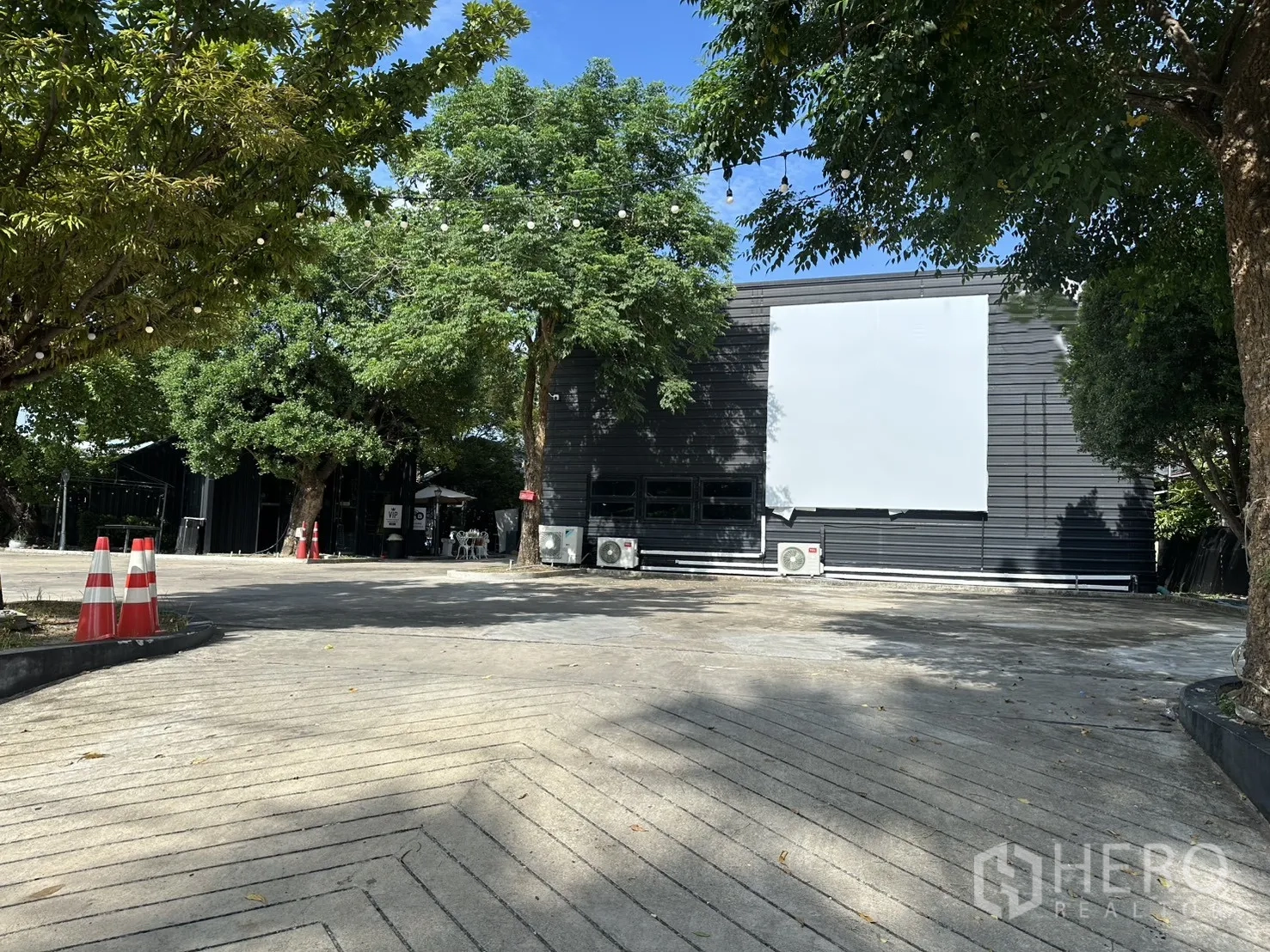 โกดัง for rent in Phra Khanong, Bangkok - ภายนอกโกดังพร้อมลานคอนกรีตกว้าง ต้นไม้ และอาคารเมทัลชีท