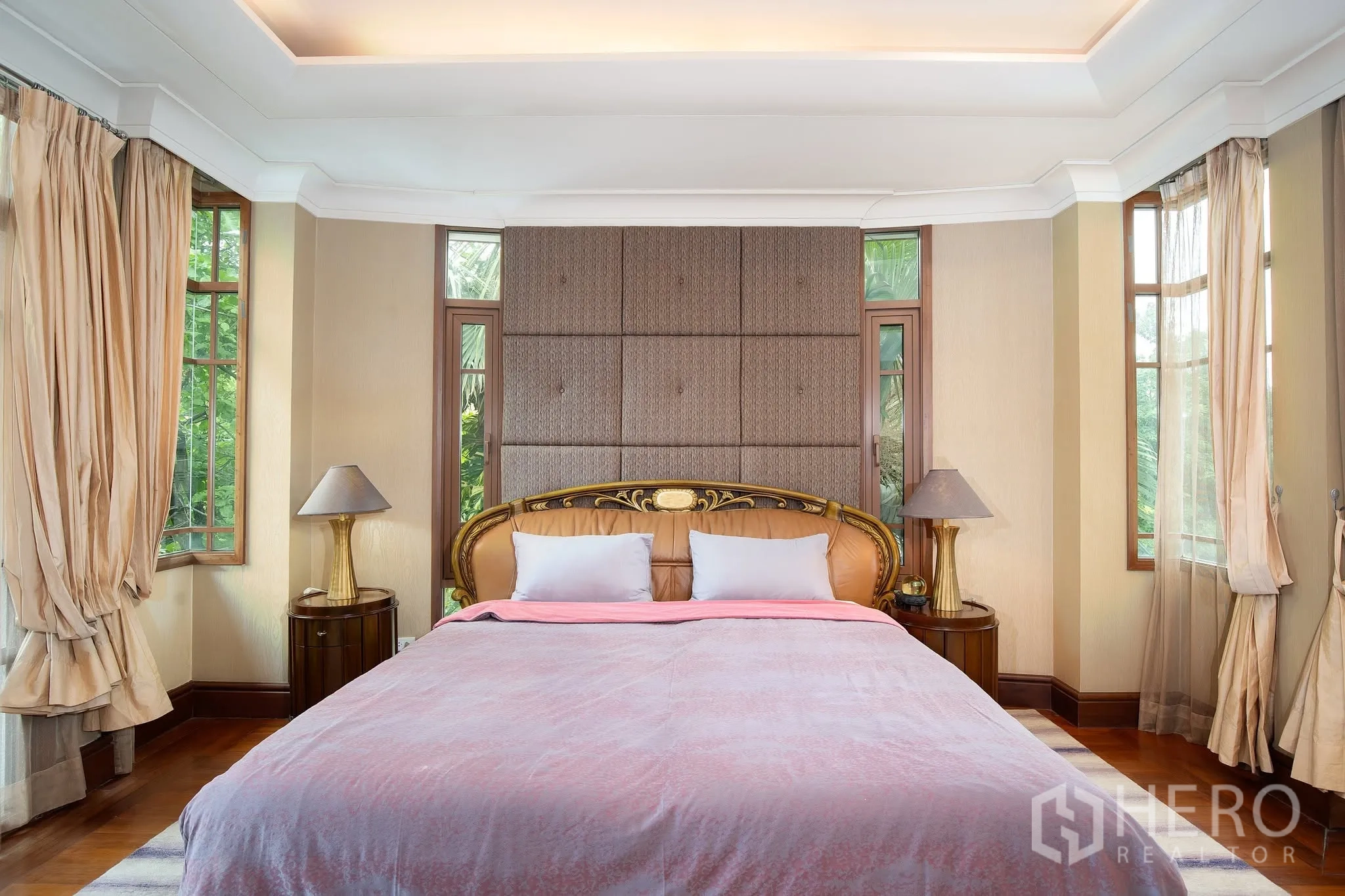 独栋房屋 for rent or sale in Watthana, Bangkok - 雅致门厅，大理石地面、室内石景与楼梯相映。