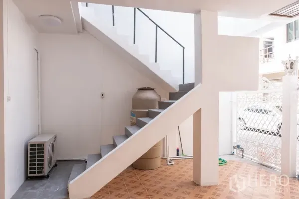 สำนักงานที่บ้าน ให้เช่าในKhlong Toei, Bangkok - โถงบันไดชั้นล่างและพื้นที่ยูทิลิตี มีแท็งก์น้ำและคอมเพรสเซอร์แอร์