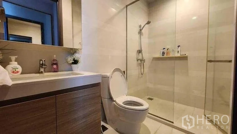 公寓 出租在Khlong Toei, Bangkok - 客卫含洗手台、坐便与大玻璃淋浴间。