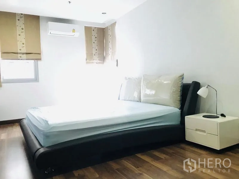 คอนโด ให้เช่าในPathum Wan, Bangkok - ห้องนอนสว่าง เตียงขนาดใหญ่ โต๊ะข้างเตียง และมู่ลี่หน้าต่าง