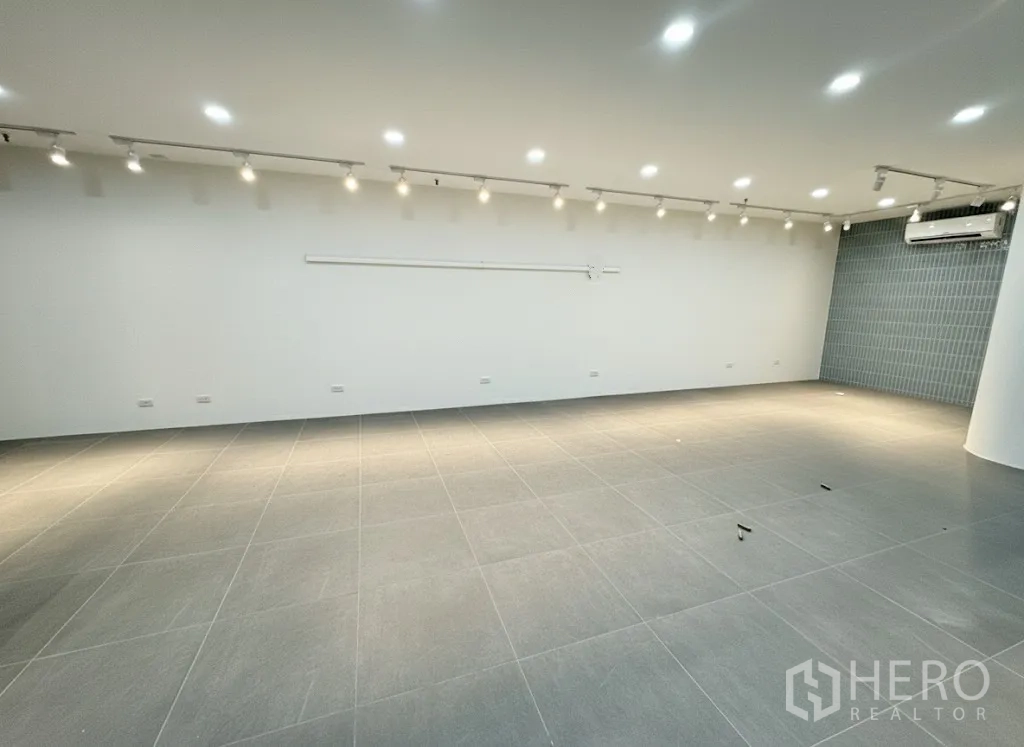พื้นที่ขายปลีก ให้เช่า - พื้นที่โชว์รูมขนาดใหญ่พร้อมรางสปอตไลท์ พื้นกระเบื้อง และแอร์แขวน พร้อมปรับปรุง