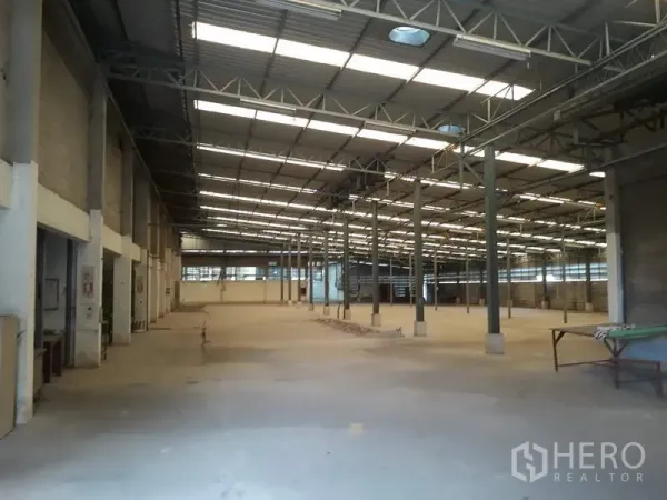 โรงงาน ให้เช่าในThanyaburi, Pathum Thani - โถงโรงงานแบบเปิด เสาเหล็กหลายต้น พร้อมแผ่นหลังคาช่องแสงรับธรรมชาติ