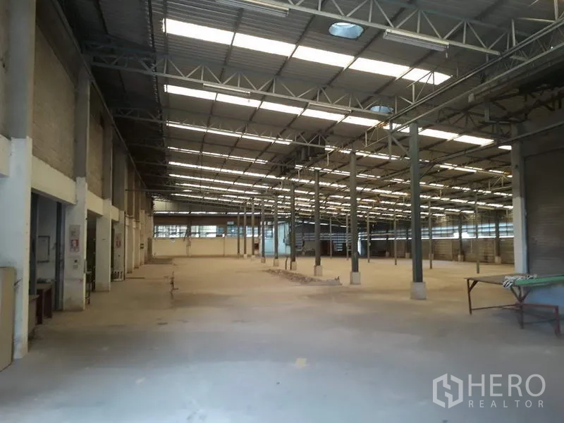 โรงงาน ให้เช่าในThanyaburi, Pathum Thani - โถงโรงงานแบบเปิด เสาเหล็กหลายต้น พร้อมแผ่นหลังคาช่องแสงรับธรรมชาติ