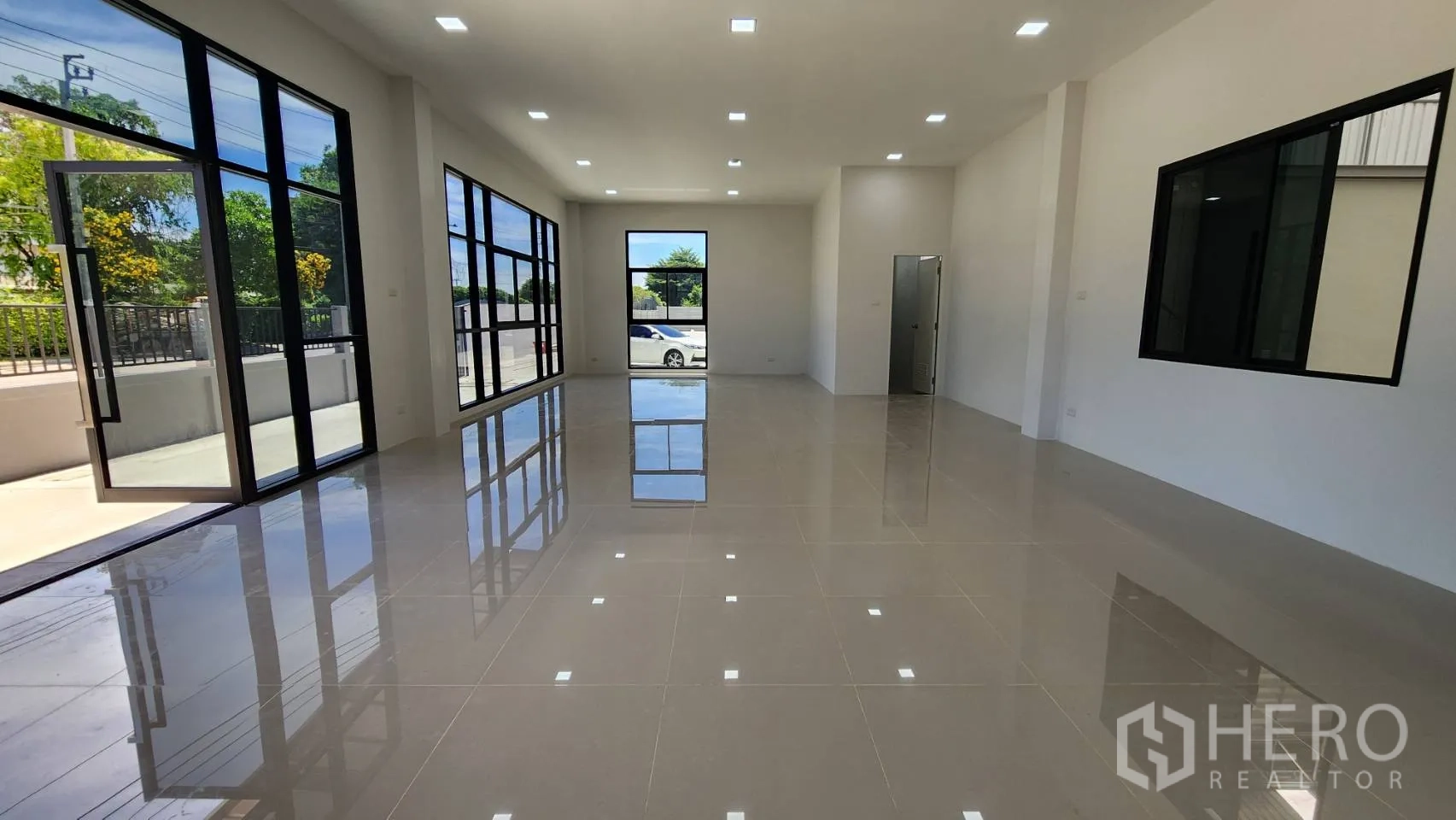 Factory for rent or sale in Bang Bo, Samut Prakan - Office lobby with multiple glass doors and windows facing the internal road of the compound.