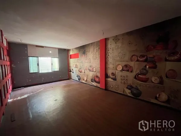 อาคารพาณิชย์ ให้เช่าในWatthana, Bangkok - ห้องโล่งพร้อมภาพจิตรกรรมลายหม้อดิน พื้นลายไม้ และแสงธรรมชาติจากหน้าต่าง