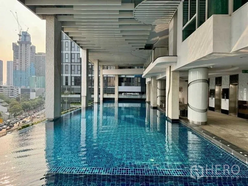 公寓 出售在Ratchathewi, Bangkok - 半室内无边际泳池，俯瞰曼谷天际线。