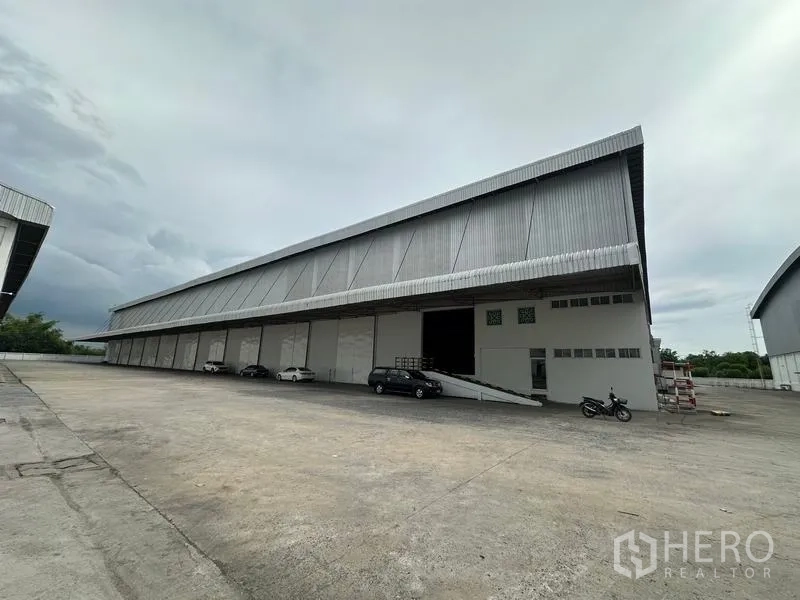 คลังสินค้า ให้เช่าในPhra Nakhon Si Ayutthaya - มุมมองด้านหน้าโกดังและลานรถบรรทุก พร้อมท่าโหลดและทางลาด