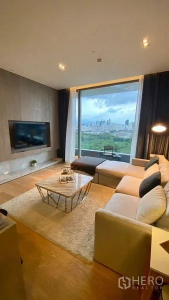 公寓 出租或出售在Bang Rak, Bangkok - 宽敞起居室，转角沙发与全景城市视野