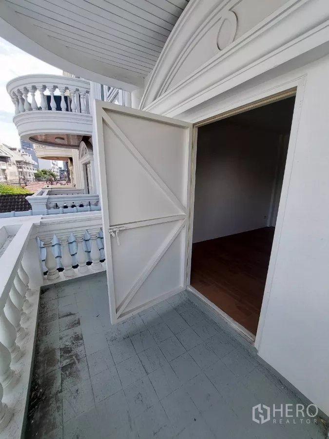 สำนักงานที่บ้าน ให้เช่าในYan Nawa, Bangkok - ระเบียงพร้อมลูกกรงสไตล์คลาสสิกและซุ้มโค้ง มองเห็นเพื่อนบ้าน