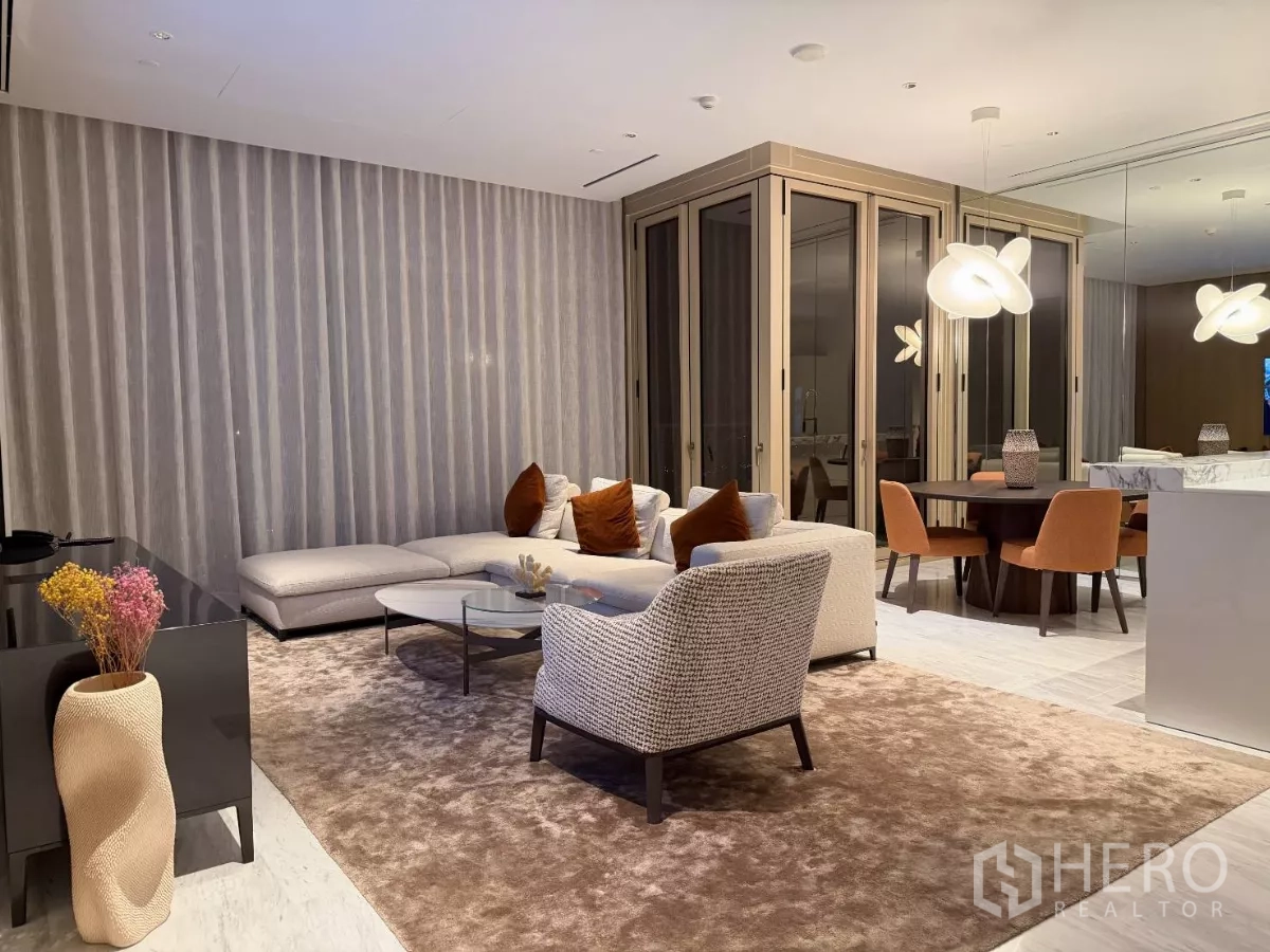 คอนโด ให้เช่าในSathon, Bangkok - โซนนั่งเล่นและรับประทานอาหารสมัยใหม่ โคมไฟดีไซน์ กำแพงกระจกเงาและพาร์ทิชันกระจก