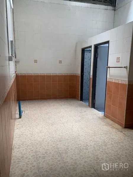 อาคารพาณิชย์ ให้เช่าในKhlong Toei, Bangkok - พื้นที่อเนกประสงค์ปูกระเบื้อง ผนังสีน้ำตาล-ขาว มีประตูสองบานและจุดท่อ