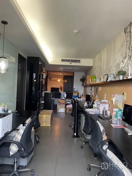 สำนักงาน ให้เช่าในPhaya Thai, Bangkok - พื้นที่ทำงานแบบเปิด โต๊ะต่อเนื่อง เก้าอี้ทำงาน และไฟซ่อนหลืบ