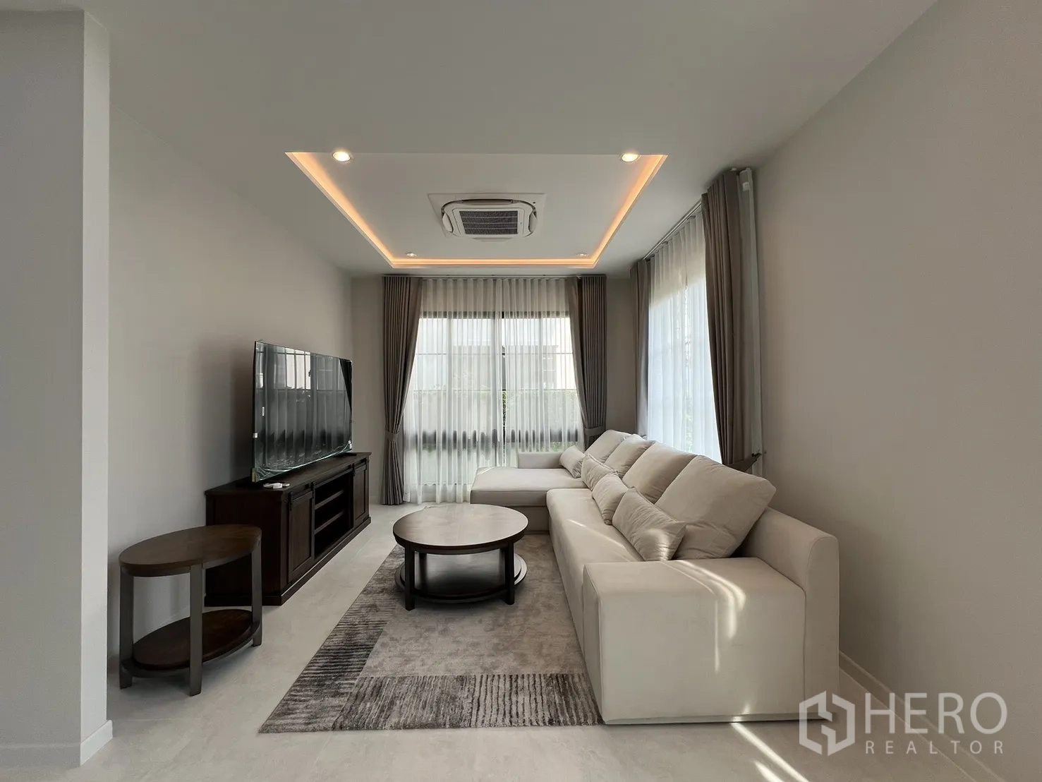 บ้านเดี่ยว for rent in Bang Phli, Samut Prakan - ห้องนั่งเล่นอบอุ่น โซฟาเข้ามุม ทีวีและไฟฝ้าซ่อนไฟ