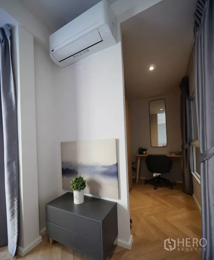 联排别墅 出租或出售在Watthana, Bangkok - 卧室一角，壁挂空调与通往书房的小门。