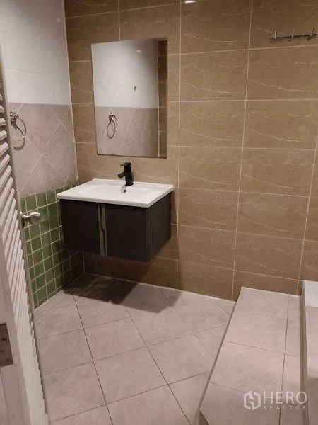 零售空间 出租在Khlong Toei, Bangkok - 浴室洗手台与镜子，米色墙砖。