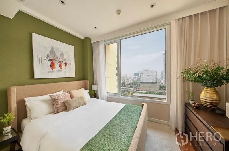 คอนโด ให้เช่าหรือขายในSathon, Bangkok - ห้องนอนรองผนังสีเขียว เตียงบุผ้า และวิวเมืองสว่าง