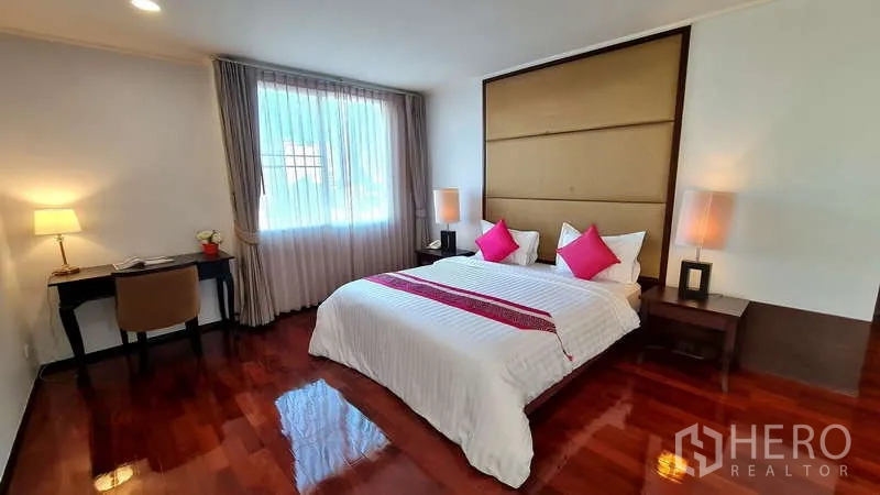 คอนโด ให้เช่าในWatthana, Bangkok - ห้องนอนใหญ่เตียงคิง แผงหัวเตียงบุผ้า โต๊ะทำงาน และพื้นไม้