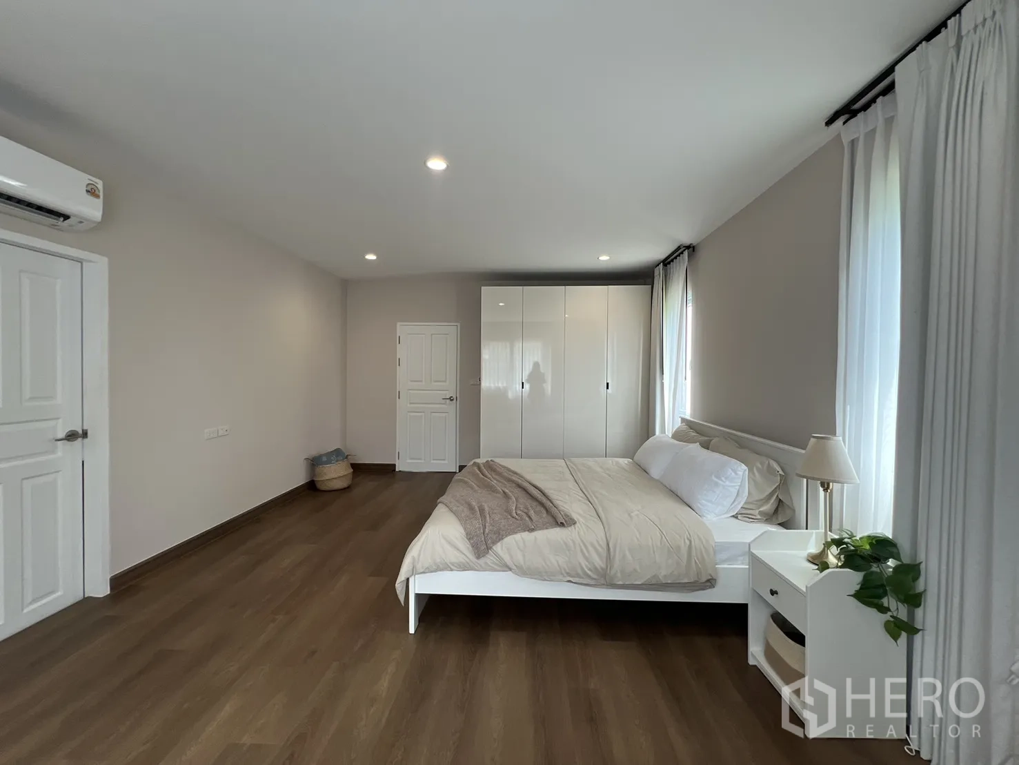 独立式住宅 出租在Mueang Samut Prakan, Samut Prakan - 大卧室，双向采光与木地板。