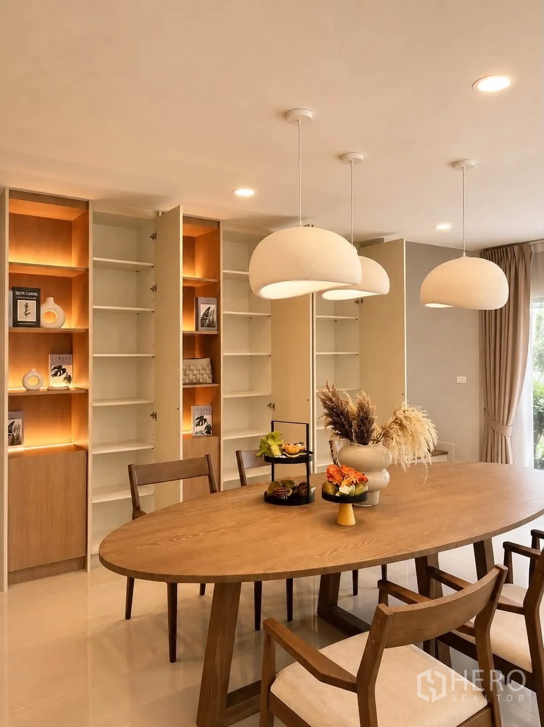 独栋房屋 for rent in Bang Phli, Samut Prakan - 餐区设背光内置柜与三盏吊灯。
