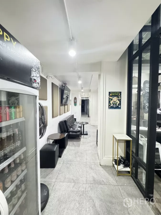 อาคารพาณิชย์ ให้เช่าในKhlong Toei, Bangkok - โถงทางเดินสว่าง มีที่นั่งรับแขก โซฟาหนัง ทีวีติดผนัง และตู้แช่เครื่องดื่ม