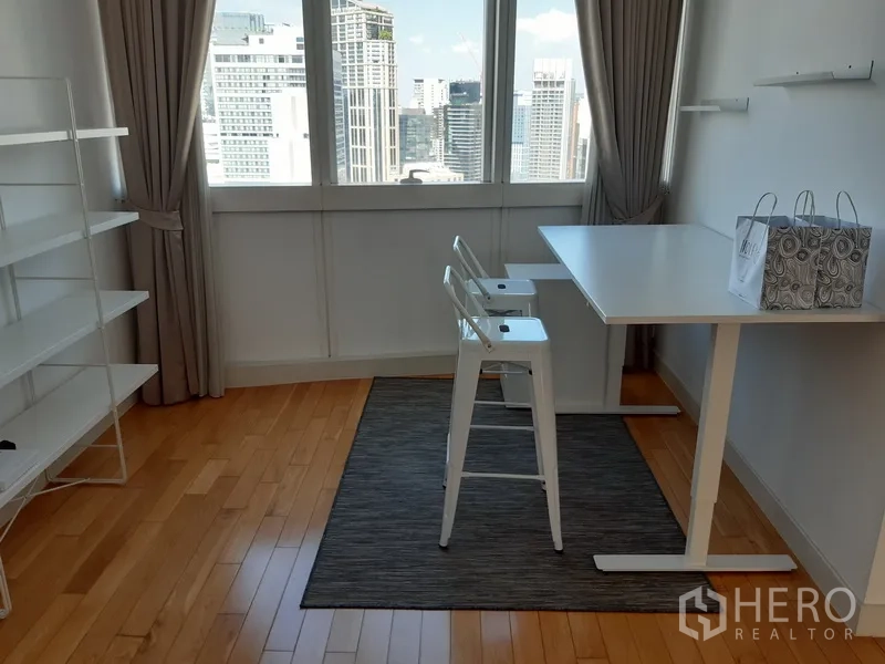 คอนโด ให้เช่าในKhlong Toei, Bangkok - ห้องอเนกประสงค์หรือห้องทำงานสว่าง วิวเมืองและชั้นวางของ