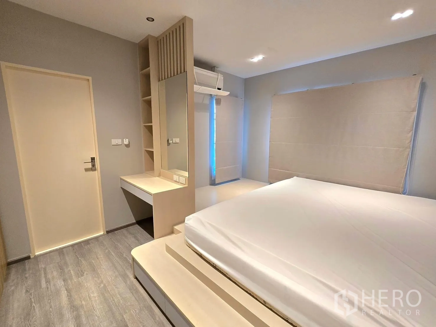 Townhouse for rent in Bang Phli, Samut Prakan - Primary bedroom featuring a platform bed, built-in vanity, blinds and air conditioner.