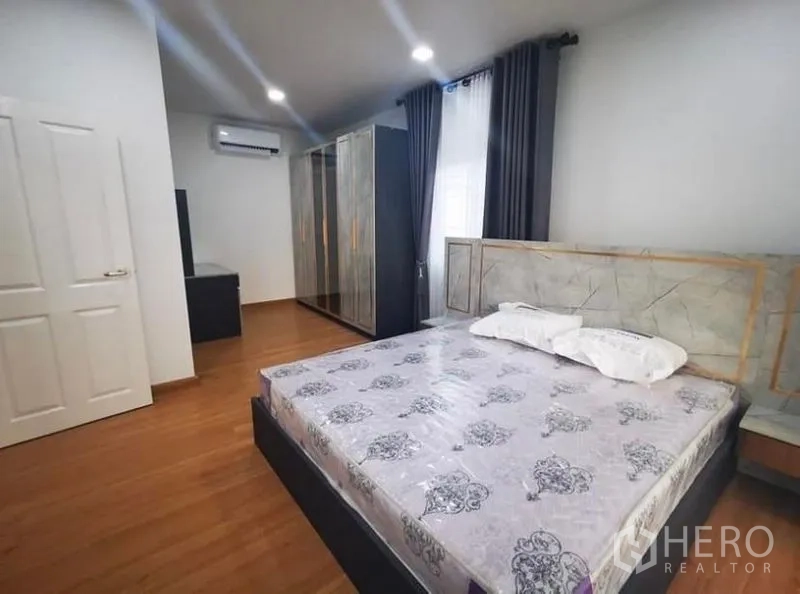 独立式住宅 出租 - 宽敞主卧，带床、衣柜和木地板。