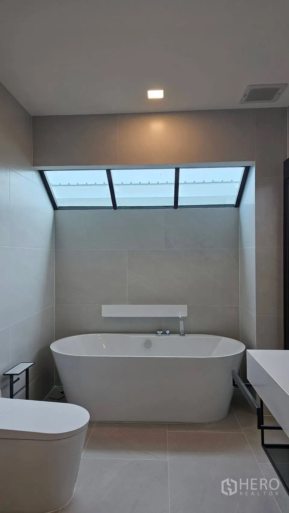 บ้านเดี่ยว for rent in Bang Phli, Samut Prakan - ห้องน้ำมีอ่างอาบน้ำลอยตัวใต้สกายไลต์และอุปกรณ์สุขภัณฑ์ทันสมัย.