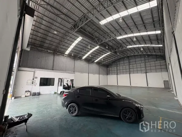 คลังสินค้า ให้เช่าในBang Phli, Samut Prakan - พื้นที่ภายในโกดังโปร่ง หลังคาโค้งโครงเหล็ก แผ่นสกายไลต์ และมุมสำนักงาน