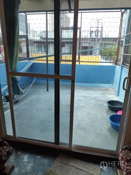 ทาวน์เฮาส์ ให้เช่าในSathon, Bangkok - ระเบียงเทอเรซขนาดใหญ่หลังประตูบานเลื่อน มองเห็นวิวเมืองและเหล็กดัด