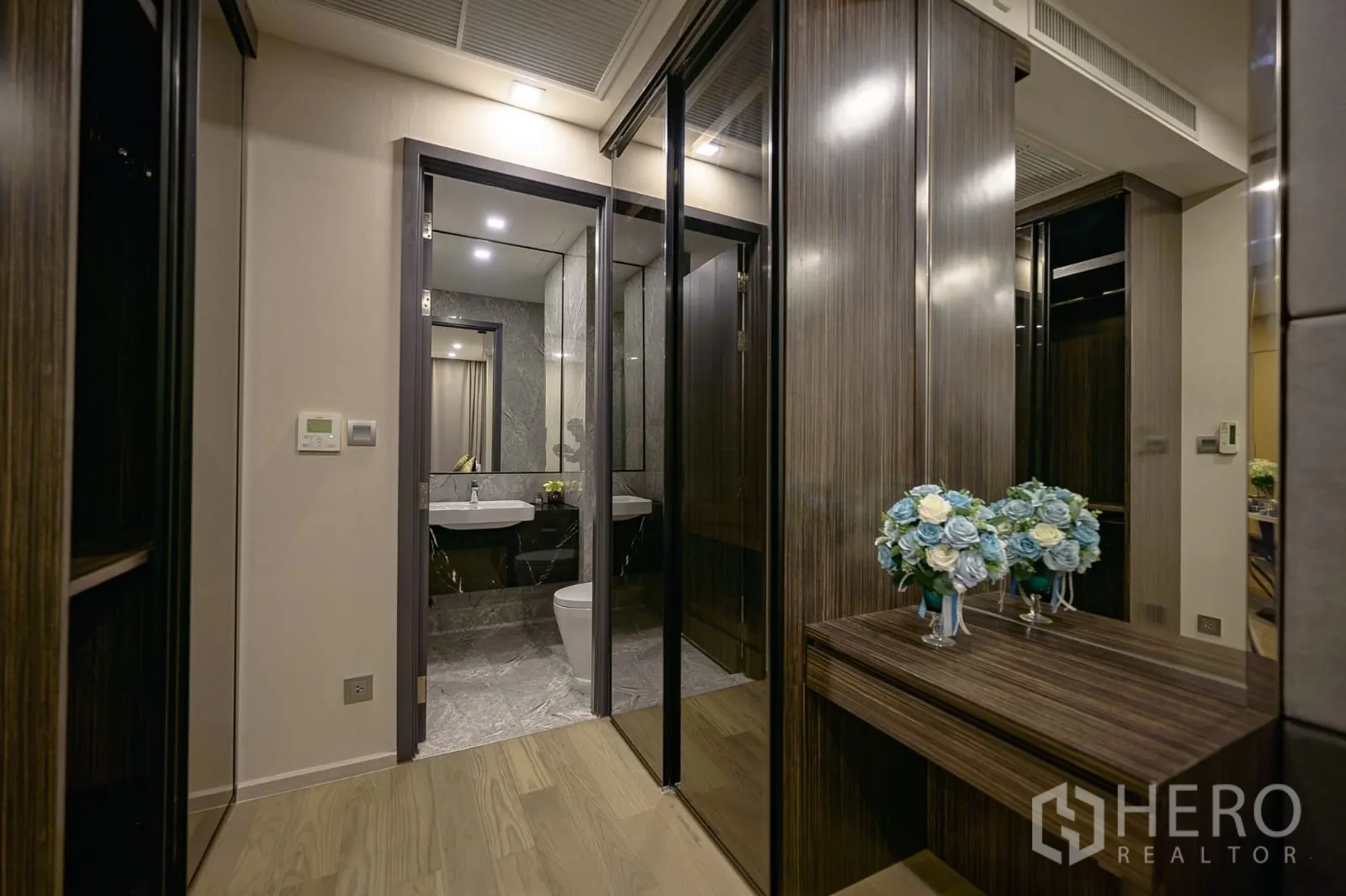 คอนโด ให้เช่าในWatthana, Bangkok - โถงทางเดินพร้อมตู้บิลท์อินเชื่อมสู่ห้องน้ำ