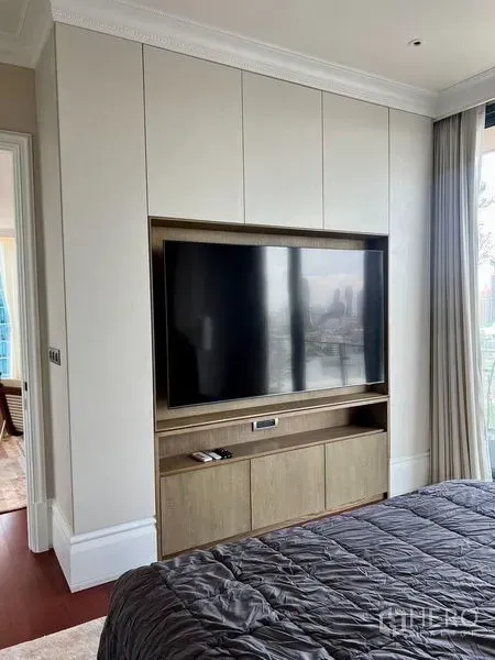 คอนโด ให้เช่าในWatthana, Bangkok - ห้องนอนพร้อมชั้นวางสื่อบิลท์อิน ทีวีจอใหญ่ และตู้เก็บของโทนอบอุ่น