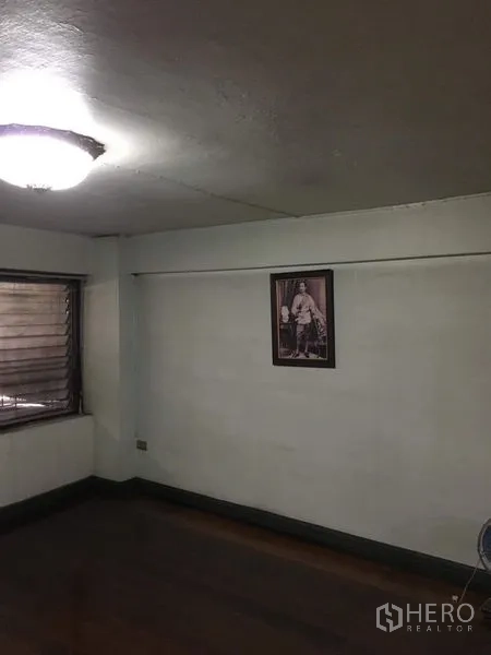 อาคารพาณิชย์ ให้เช่าในPhra Khanong, Bangkok - ห้องอเนกประสงค์พื้นไม้ มีหน้าต่างและโคมไฟเพดาน