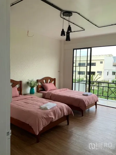 带办公室的家 出租或出售在Phra Khanong, Bangkok - 明亮双床卧室，推拉门连接阳台。