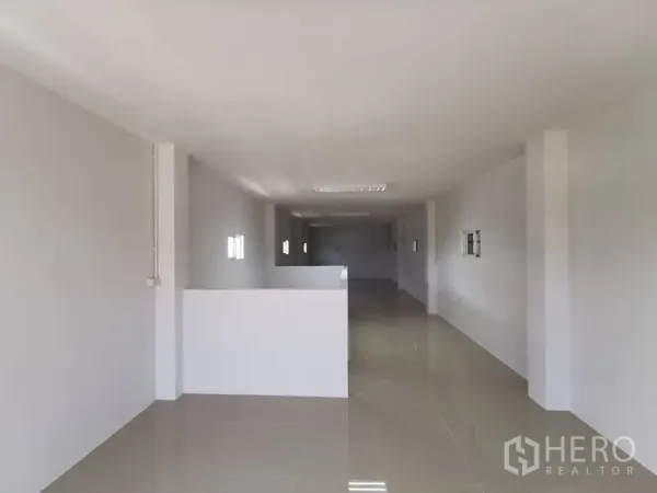 คลังสินค้า ให้เช่าในBang Kruai, Nonthaburi - พื้นที่สำนักงานโล่งแบบชั้นลอย ทางเดินยาว มีช่องแสงด้านข้างและพื้นเงา