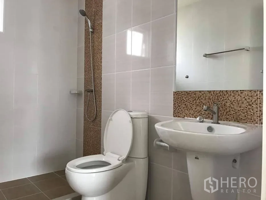Detached House for rent in Saphan Sung, Bangkok - Modern bathroom with walk-in shower, toilet and basin with mosaic accent wall.