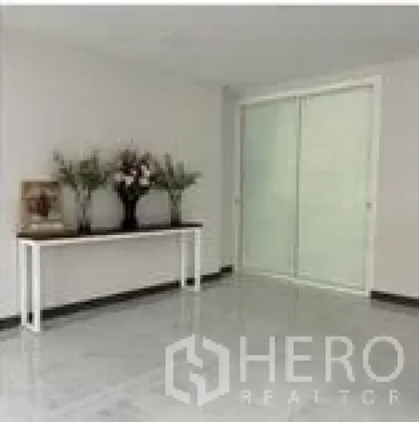 สำนักงานที่บ้าน ให้เช่าในWang Thonglang, Bangkok - โถงรับรองสว่างด้วยผนังสีขาว พื้นกระเบื้องลายหินอ่อน และประตูกระจกบานเลื่อนฝ้า